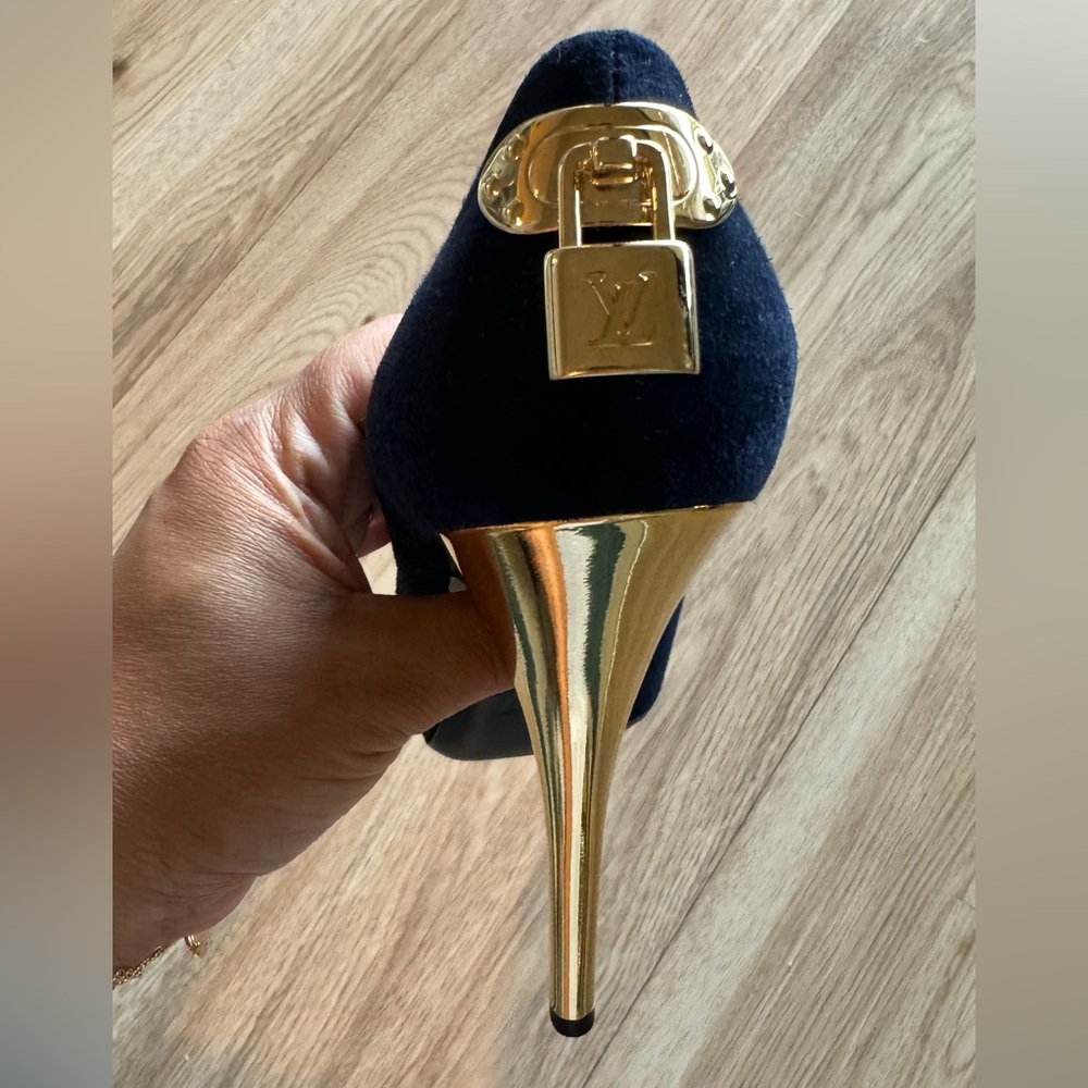 LV Louis Vuitton Navy Suede with Gold Lock Pumps Size 36 - Picture 7 of 7
